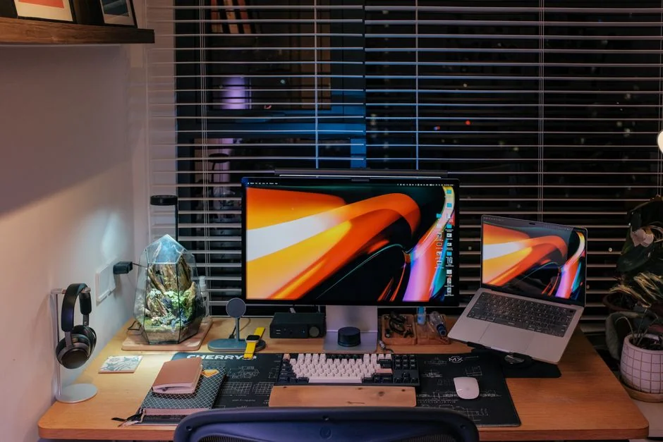 Členové týmu probírají digitální grafy na tabletu v moderním kancelářském prostředí.